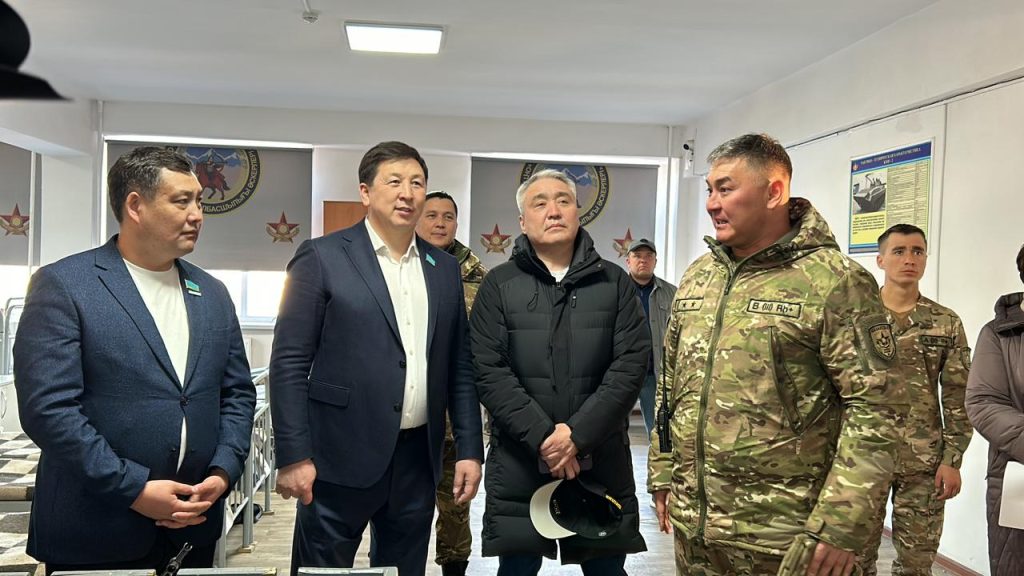Мәжіліс депутаттары Сарыөзек ауылындағы әскери бөлімнің қызметімен танысты