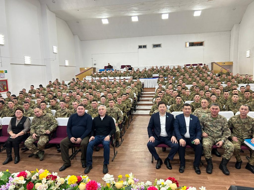 МӘЖІЛІС ДЕПУТАТТАРЫ САРЫӨЗЕКТЕГІ ӘСКЕРИ БӨЛІМ САРБАЗДАРЫМЕН КЕЗДЕСТІ