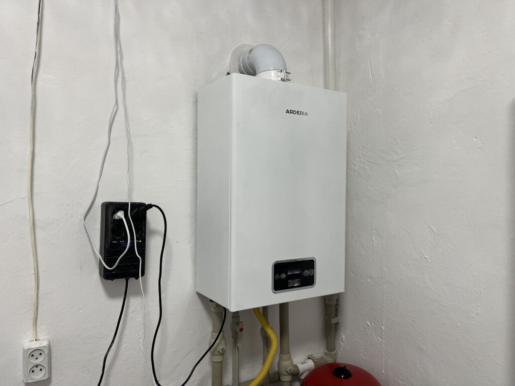 «AMANAT» партиясының нақты көмегі: Талдықорған қаласында жалғызбасты ананың үйіне газ жүргізілді